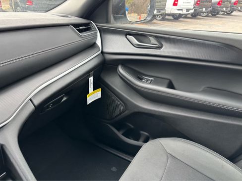 Used 2025 Jeep Grand Cherokee Laredo RWD image 57