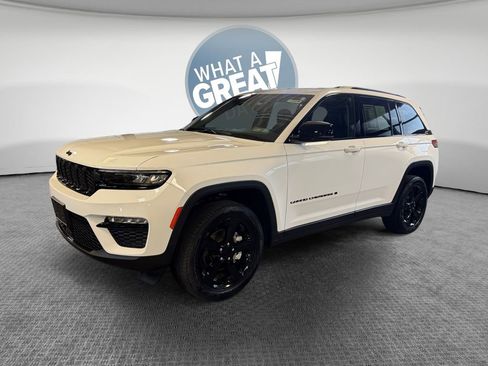 Used 2023 Jeep Grand Cherokee Limited w/ Black Appearance Package AWD/4WD image 8