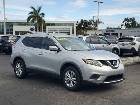 Used 2015 Nissan Rogue SV image 2
