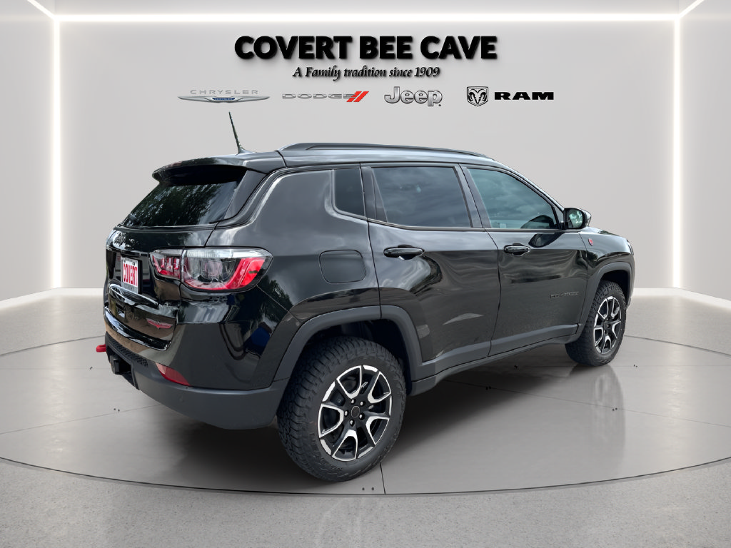 New 2026 Jeep Compass Trailhawk w/ Sun, Sound & Navigation Group AWD/4WD image 9