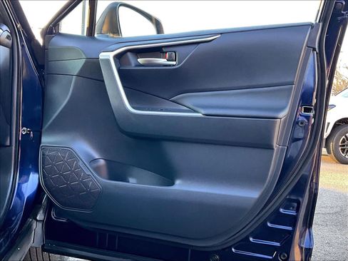 Used 2023 Toyota RAV4 SE image 12