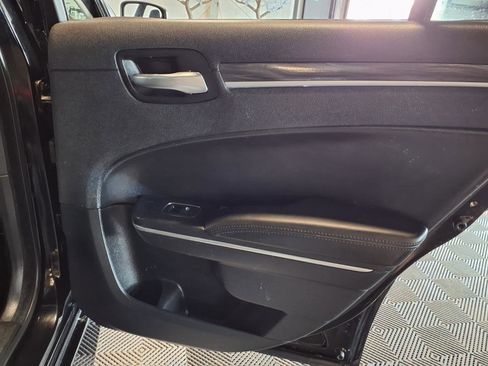 Used 2018 Chrysler 300 Touring AWD/4WD image 9