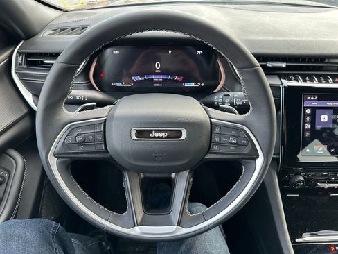 Used 2023 Jeep Grand Cherokee Altitude image 2