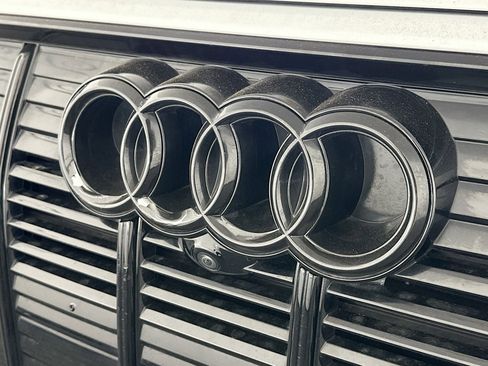 Used 2022 Audi e-tron Premium w/ Convenience Plus Package AWD/4WD image 35