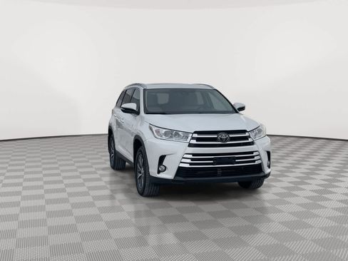 Used 2019 Toyota Highlander XLE image 3