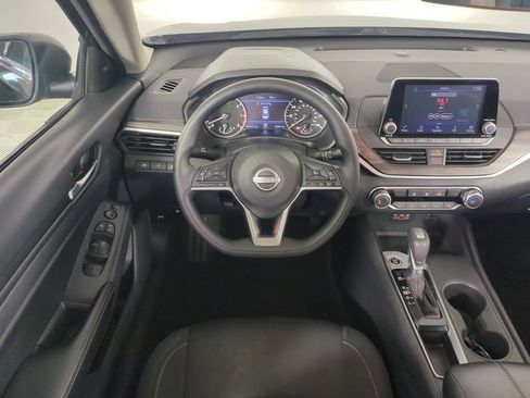 Used 2025 Nissan Altima 2.5 SV FWD image 17