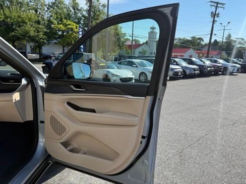 Used 2025 Jeep Grand Cherokee Limited w/ Luxury Tech Group II AWD/4WD image 28