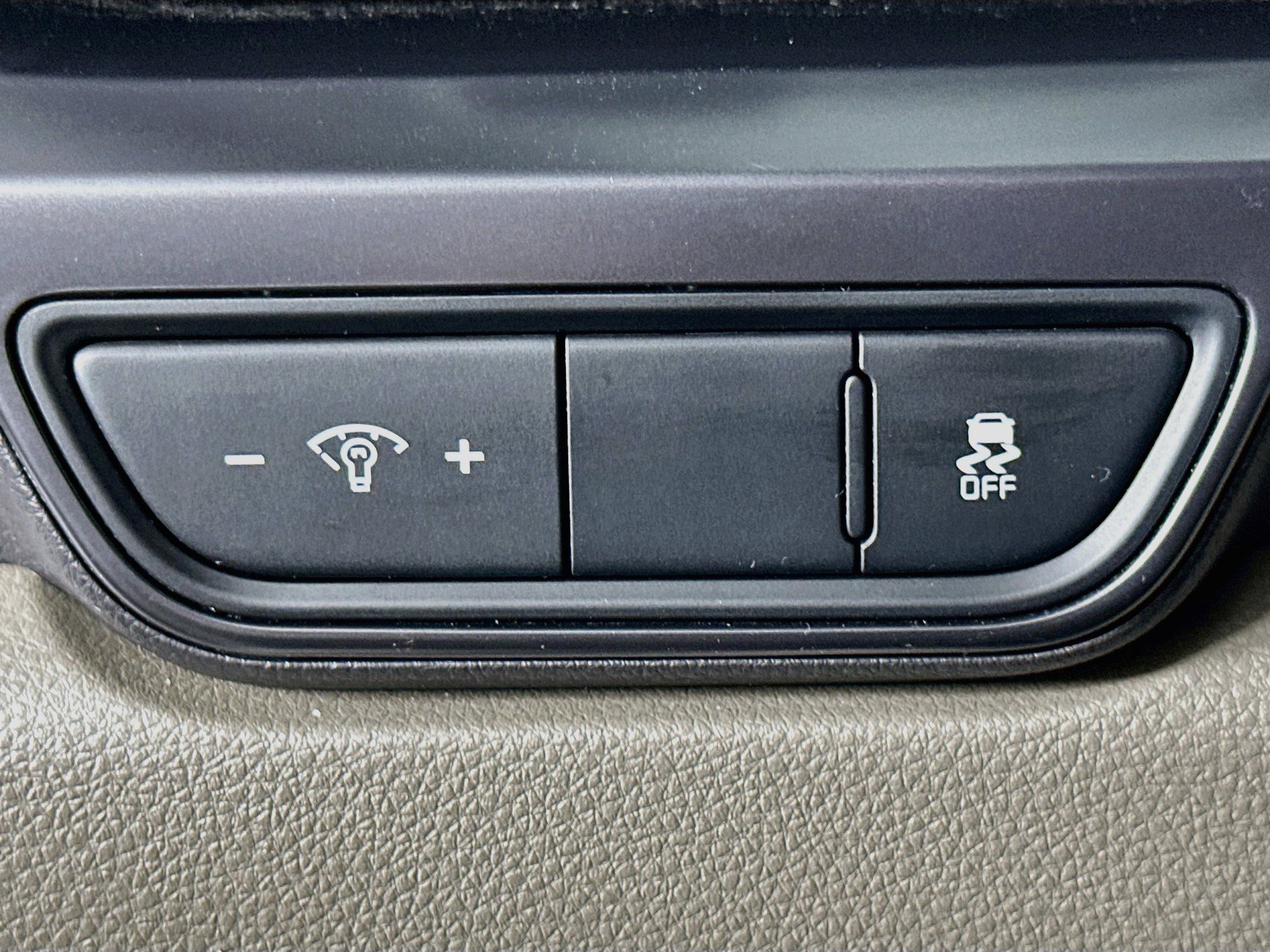 Used 2025 Kia Carnival FWD image 17