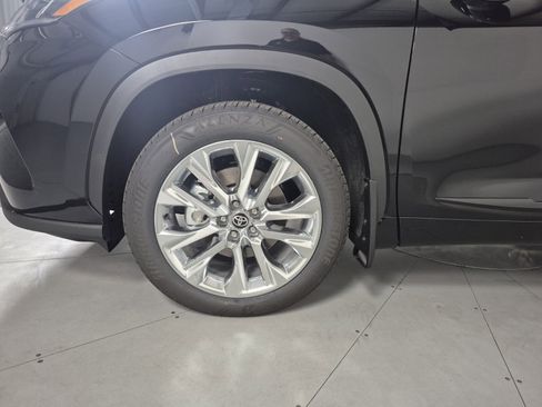 New 2026 Toyota Highlander Limited image 12