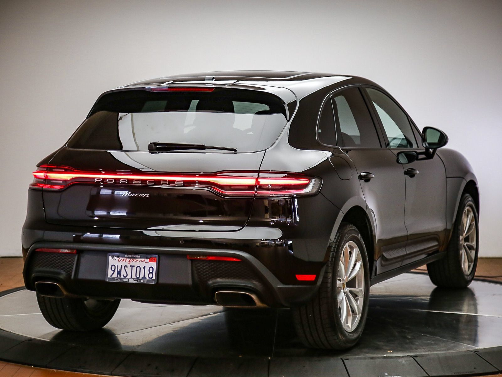 Certified 2025 Porsche Macan AWD/4WD image 7