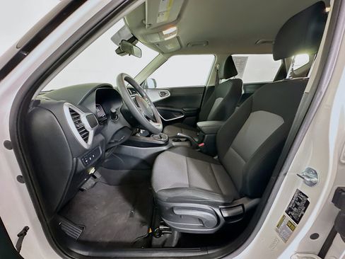 Used 2025 Kia Soul LX w/ LX Technology Package image 13
