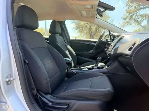 Used 2017 Chevrolet Cruze LT FWD image 16