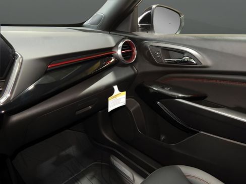 Used 2025 Chevrolet Trax RS w/ Sunroof Package FWD image 24