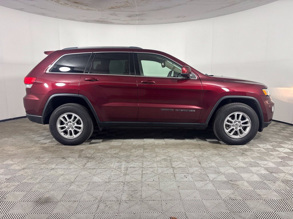 Used 2018 Jeep Grand Cherokee Laredo AWD/4WD image 2
