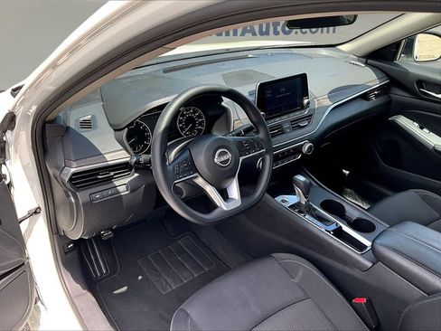 Used 2025 Nissan Altima 2.5 SV FWD image 17