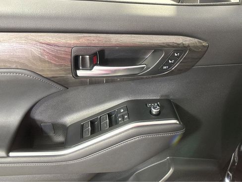 Used 2025 Toyota Highlander Platinum image 30
