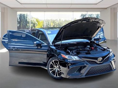 Used 2018 Toyota Camry SE image 10