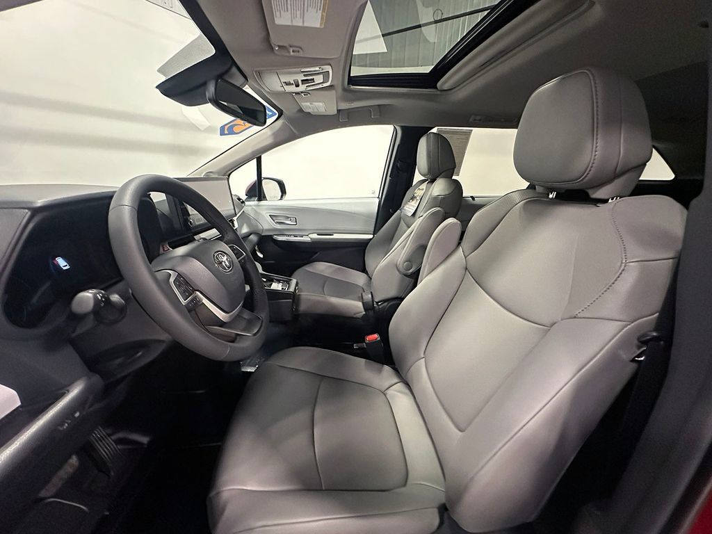 Used 2026 Toyota Sienna XLE FWD image 19