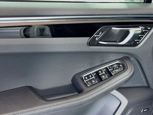 Certified 2025 Porsche Macan AWD/4WD image 11