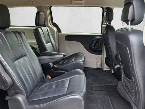 Used 2014 Chrysler Town & Country Touring FWD image 17