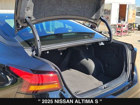 Used 2025 Nissan Altima 2.5 S FWD image 33
