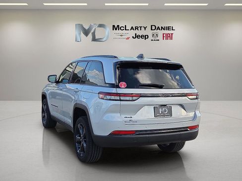 New 2025 Jeep Grand Cherokee Altitude AWD/4WD image 4