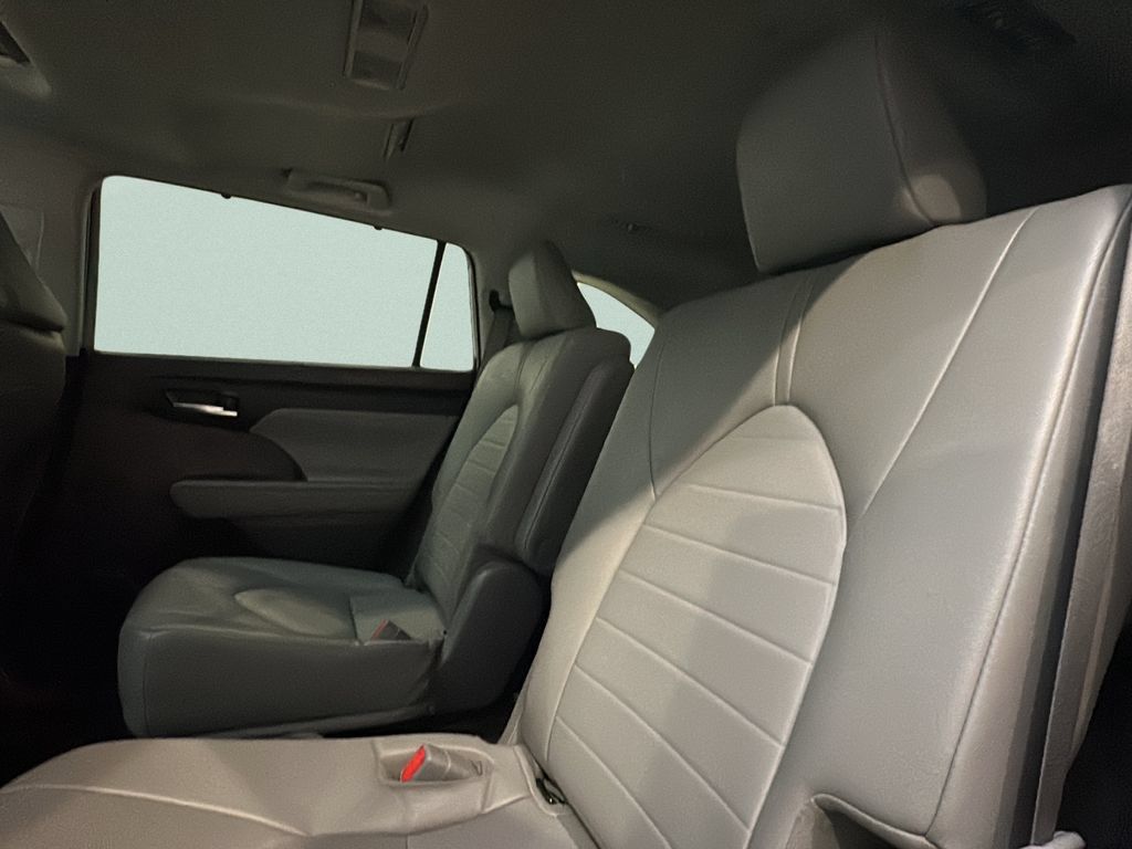 Used 2022 Toyota Highlander XLE AWD/4WD image 14