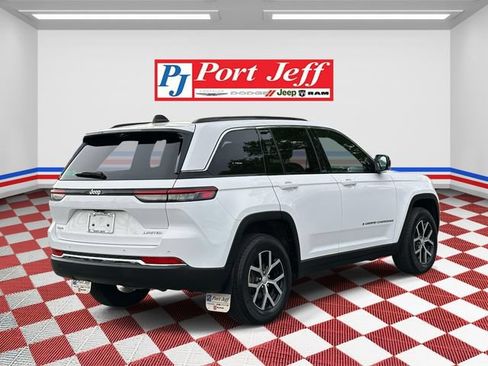 Used 2025 Jeep Grand Cherokee Limited w/ Luxury Tech Group II AWD/4WD image 4