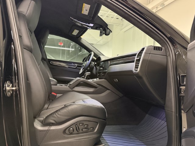 Certified 2023 Porsche Cayenne GTS AWD/4WD image 24