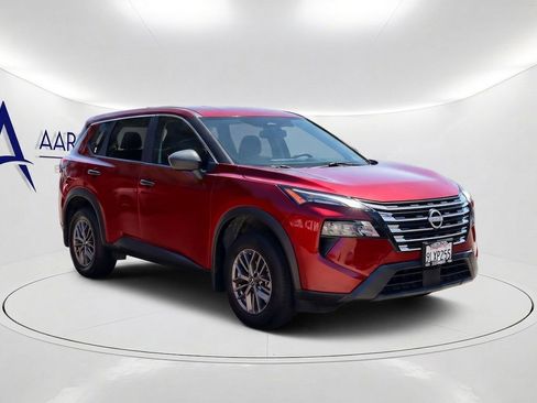 Used 2024 Nissan Rogue S FWD image 3
