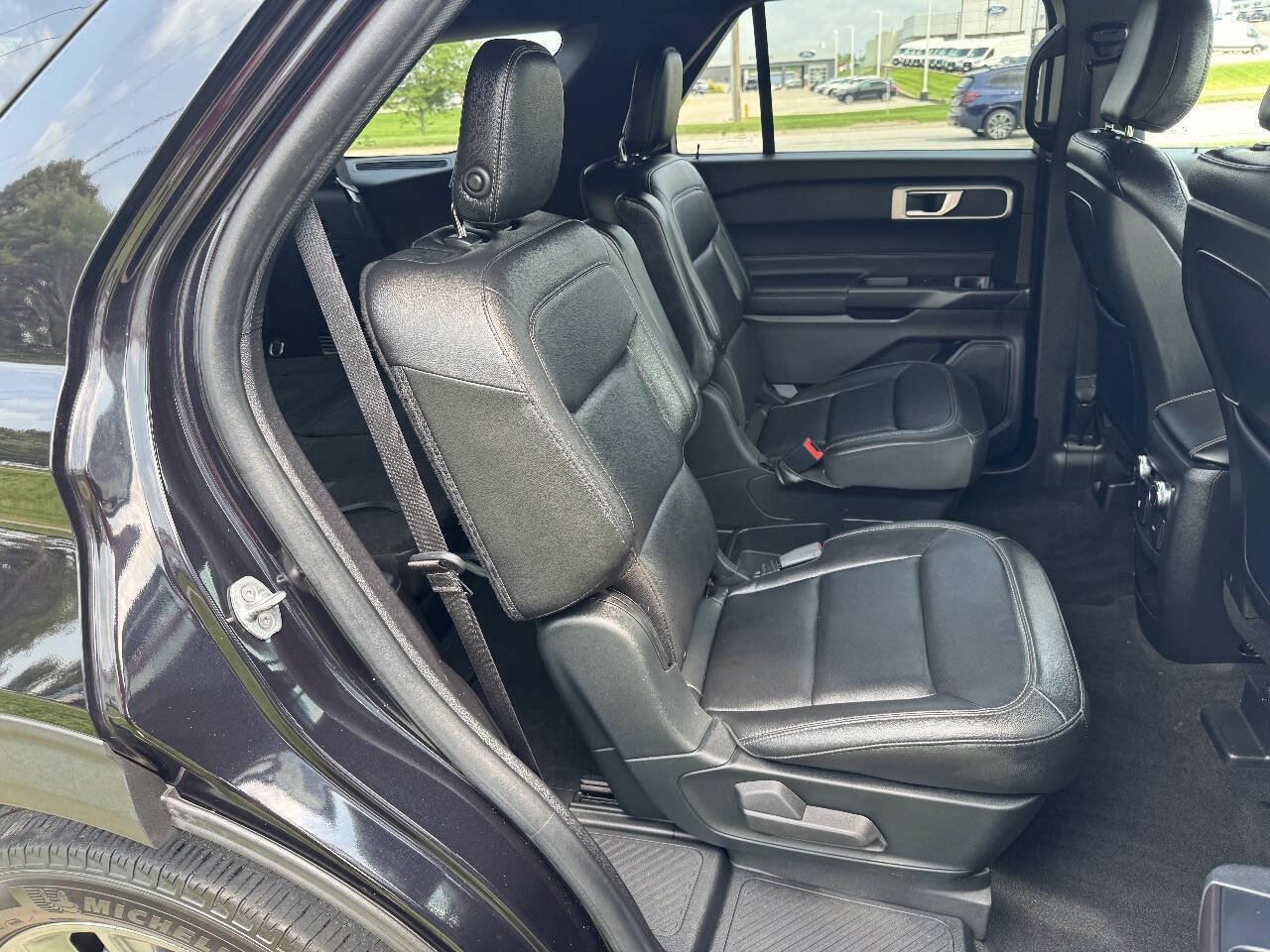 Used 2020 Ford Explorer XLT w/ Equipment Group 202A AWD/4WD image 14