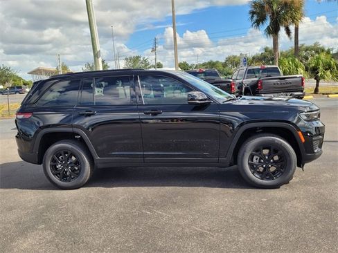 Used 2025 Jeep Grand Cherokee Altitude image 8