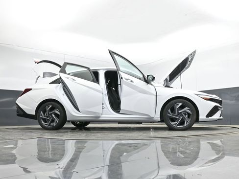 Used 2025 Hyundai Elantra Sport image 25