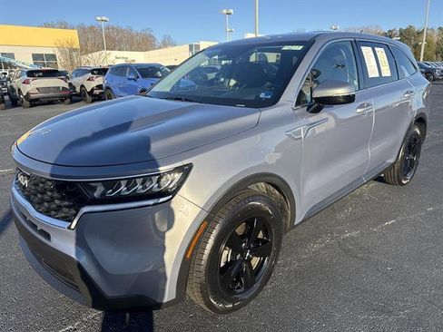 Used 2022 Kia Sorento LX image 3