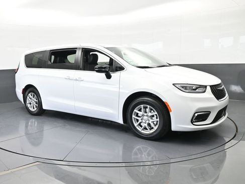 New 2026 Chrysler Pacifica Select image 8