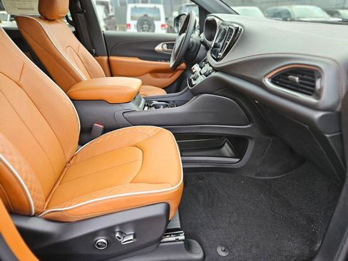 New 2026 Chrysler Pacifica Pinnacle image 9
