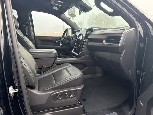 Used 2025 GMC Yukon XL Denali image 9