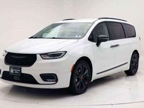 Used 2024 Chrysler Pacifica Touring-L w/ Road Tripper Package FWD image 2