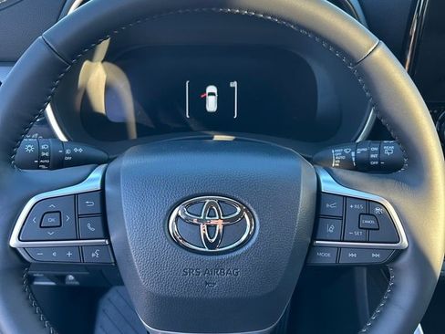New 2026 Toyota Highlander Platinum AWD/4WD image 11