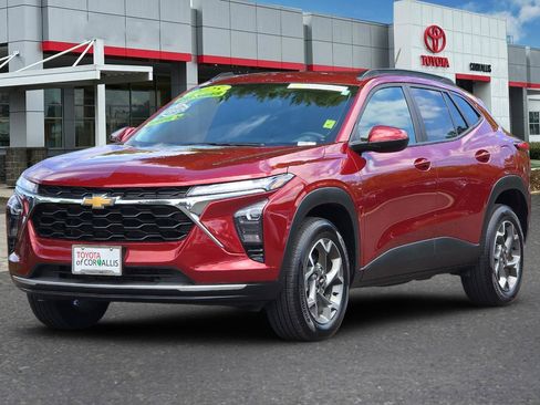 Used 2025 Chevrolet Trax LT FWD image 8