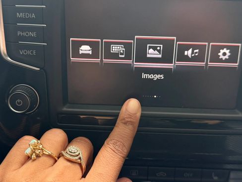 Used 2017 Volkswagen GTI SE FWD image 21