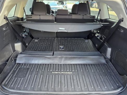 Used 2023 Toyota Highlander LE image 13