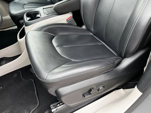 Used 2023 Chrysler Pacifica Touring-L FWD image 20