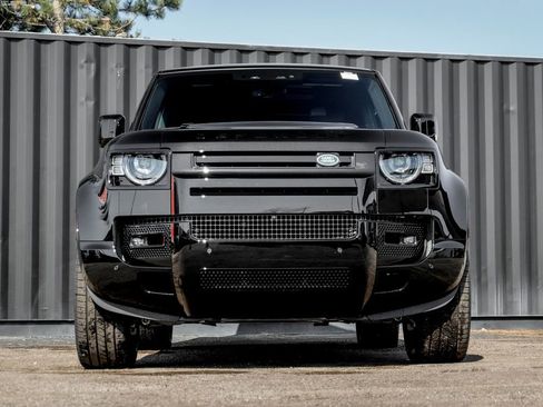 Used 2025 Land Rover Defender 130 X-Dynamic SE image 3