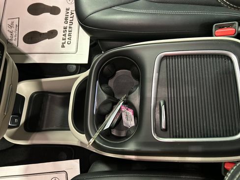 Used 2024 Chrysler Pacifica Touring-L FWD image 21