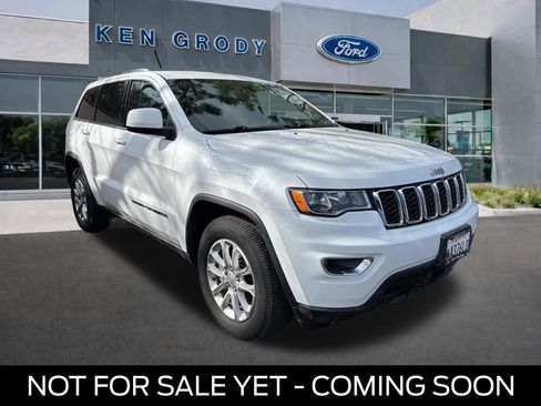 Used 2021 Jeep Grand Cherokee Laredo image 1