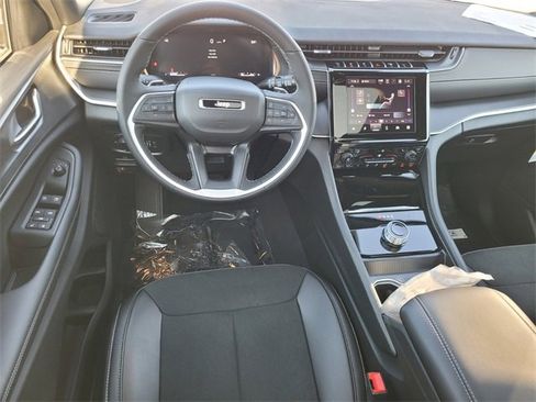 New 2025 Jeep Grand Cherokee Laredo image 9