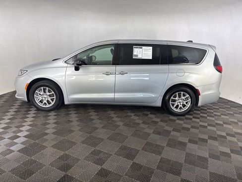 Used 2024 Chrysler Pacifica Touring-L image 8