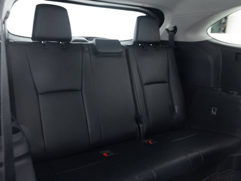 Used 2021 Toyota Highlander XLE AWD/4WD image 32
