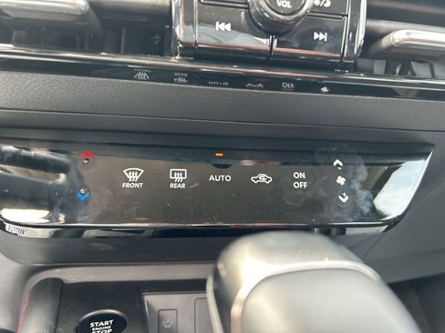 Used 2025 Nissan Kicks SR image 25